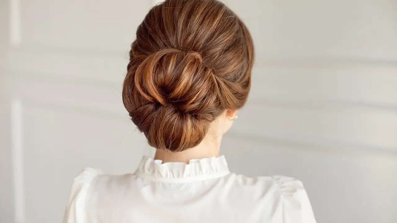 Ilustrasi Sanggul Lipat Atas (Folded Bun)/freepik.com/vbstudio