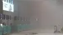 Asap tebal Terlihat di bagian dalam terminal 2 Bandara Soekarno Hatta, Jakarta, Minggu (5/7/2015).  Kebakaran di Terminal 2E ini membuat panik ribuan penumpang yang sedang menunggu jadwal penerbangan. (Twitter@JanotJanoet)