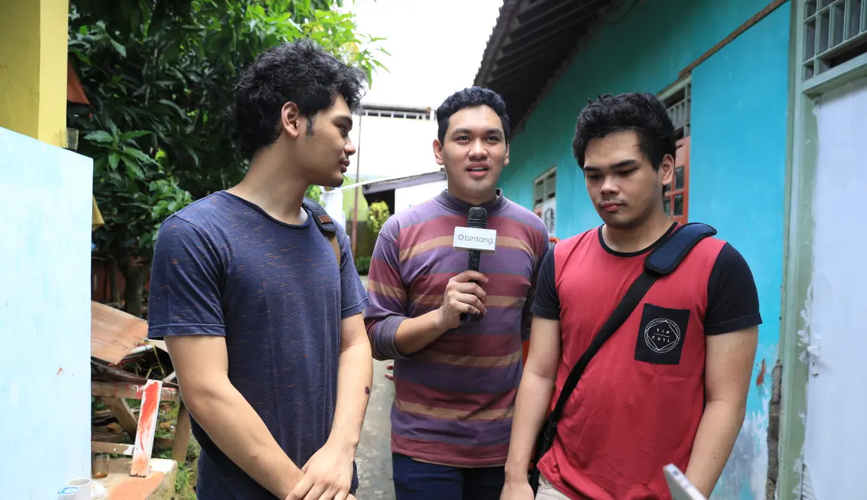 "Soalnya milih tuh bukan kayak aku pengaruhi mereka untuk pilih siapa, makanya aku nyuruh mereka nonton debat biar nantinya mereka tau sendiri siapa yang harusnya dipilih," ucap Mada di kawasan Ciganjur, Rabu (15/2). (Adrian Putra/Bintang.com)