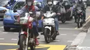 Warga Singapura menggunakan masker saat menjalankan aktivitas Singapura, Selasa (29/9/2015). Badan Lingkungan Hidup Nasional Singapura meningkatkan level kabut asap menjadi sangat tidak sehat (REUTERS/Edgar Su)