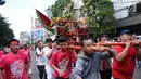 Warga memanggul patung dewa saat karnaval Cap Go Meh 2018 di Jalan Gajah Mada, Jakarta, Minggu (4/3). Beragam atraksi budaya ditampilkan dalam karnaval perayaan Cap Go Meh 2018 di kawasan Glodok Jakarta. (Liputan6.com/Helmi Fithriansyah)