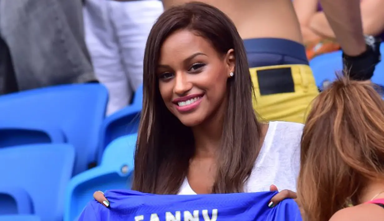 Fanny Neguesha datang ke Brasil untuk mendukung Balotelli saat Italia kontra Uruguay (24/6/2014) (AFP PHOTO/GIUSEPPE CACACE)