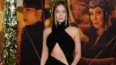 Margot Robbie berpose saat menghadiri pemutaran perdana film "Babylon" di Academy Museum of Motion Pictures, Los Angeles, Amerika Serikat, 15 Desember 2022. Untuk menambah penampilannya, gaun yang dikenakan Robbie ditambahkan bulu-bulu pada bagian kaki kiri hingga menyentuh lantai. (AP Photo/Chris Pizzello)