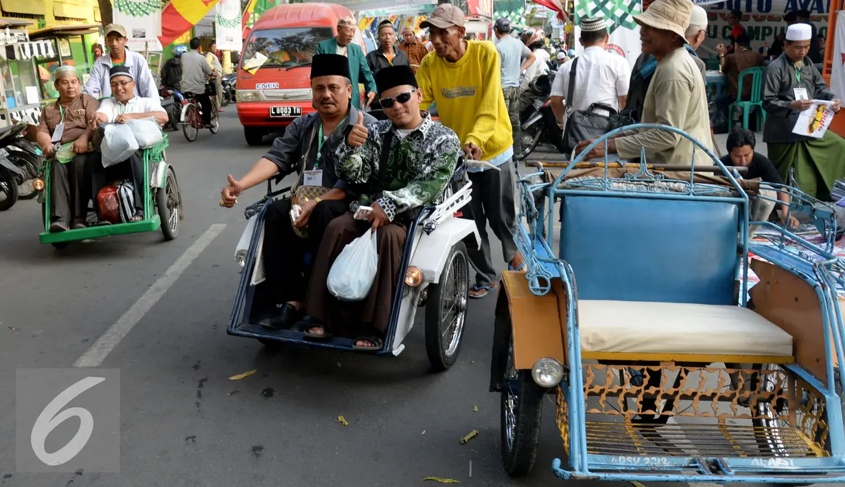 Peserta Muktamar NU menaiki Bentor (Becak Motor) dikawasan Alun - Alun Kota, Jombang, Jawa Timur, Rabu (5/8/2015). Becak motor menjadi Kendaraan pilihan para peserta Muktamar NU untuk keliling Kota Jombang. (Liputan6.com/JohanTallo)