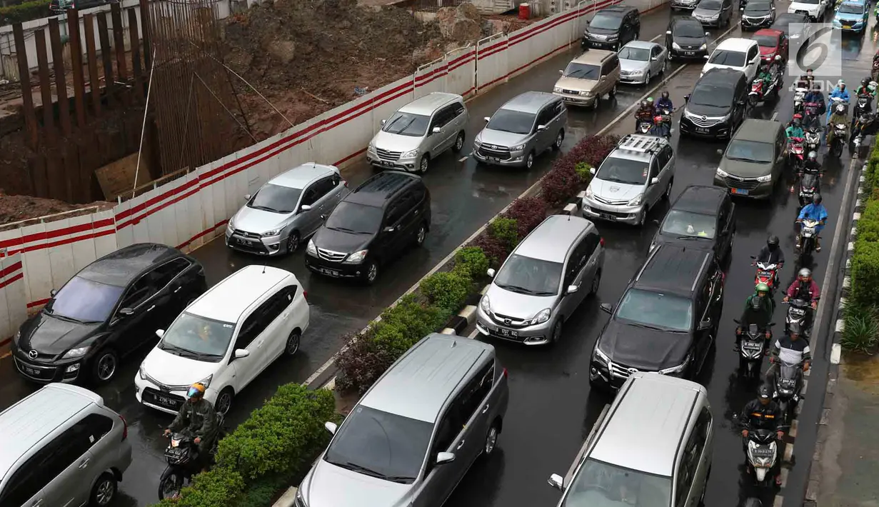 Kendaraan memadati arus lalu lintas di Jalan HR Rasuna Said, Kuningan, Jakarta, Jumat (18/1). Penyempitan jalan akibat pembangunan proyek light rail transit (LRT) berimbas pada kemacetan di kawasan tersebut. (Liputan6.com/Immanuel Antonius)