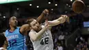 Pemain Charlotte Hornet, Dwight Howard (12) berebut bola dengan pemain Boston Celtics, Aron Baynes (46) pada laga NBA basketball game di TD Garden, Boston, (10/11/2017) waktu setempat. Boston Celtics menang 90-87. (AP/Michael Dwyer)