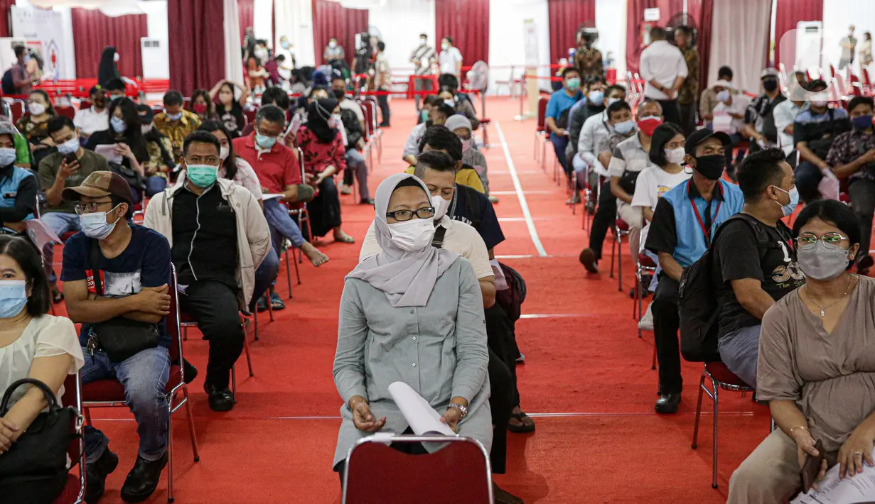 Sejumlah pelaku usaha mengikuti vaksin Covid-19 dosis kedua di Mall Tamrin City, Jakarta, Rabu (2/6/2021). Vaksinasi ini memastikan pelayan toko hingga yang berusaha di kawasan pertokoan divaksinasi sehingga menimbulkan kenyamanan dan rasa aman bagi pedagang dan pembeli. (Liputan6.com/Faizal Fanani)