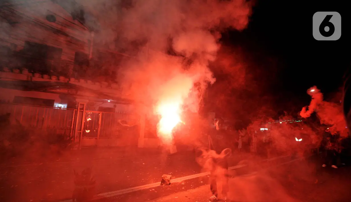 <p>Warga menyalakan kembang api saat merayakan malam Idul Fitri 1443 Hijriah di kawasan Manggarai, Jakarta, Minggu (1/5/2022). Kemeriahan malam takbir di kawasan tersebut tak terbendung digelar sangat antusias oleh warga setelah sempat dilarang selama dua tahun akibat pandemi. (merdeka.com/Iqbal S. Nugroho)</p>