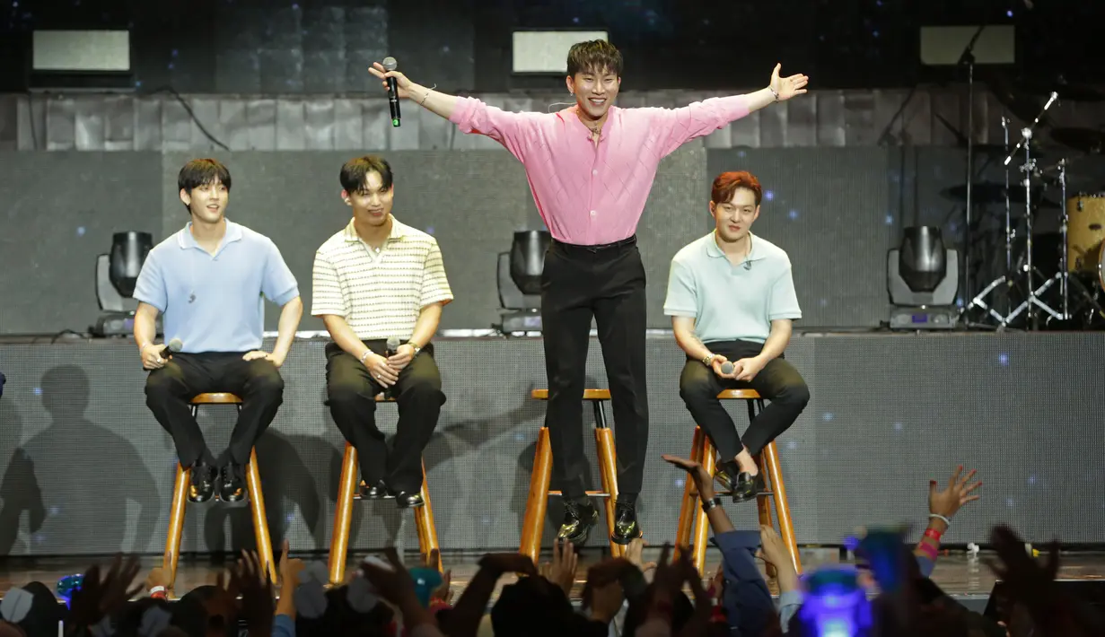 Mulai dari Minhyuk mengenakan atasan baby blue berkerah, Hyunsik dengan knit top berkerah warna putih,  Eunkwang mengenakan long slevee knit warna pink, serta Changsub mengenakan atasan warna mint. Credit: Bambang E. Ros