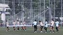 Sejumlah pemain Timnas Indonesia Putri memindahkan gawang setelah berlatih di Lapangan ABC, Senayan, Jakarta, Rabu (26/06/2024). (Bola.com/M Iqbal Ichsan)