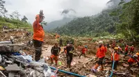 Tim SAR Gabungan mencari korban tanah longsor di Desa Kasimpar, Kecamatan Petungkriyono, Kabupaten Pekalongan, Jawa Tengah, Rabu (22/1/2025). (DEVI RAHMAN/AFP)