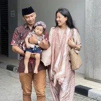 Olivia tampil bernuasa pink dengan atasan dan bawahan berunsur batik. Serasi dengan sang suami dan si kecil yang mengenakan atasan batik.  Credit Instagram (@oliviazallianty)