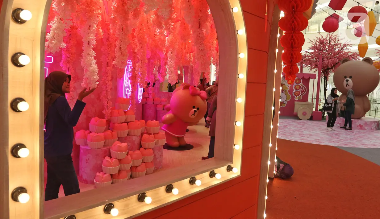 Pengunjung melihat instalasi BT21 di Atrium Senayan City, Jakarta, Rabu (22/1/2020). Jelang Tahun Baru Imlek, Senayan City menghadirkan instalasi Mega Brown setinggi 2,5 meter dan Pop Up Shop terbesar yang bisa dinikmati mulai 17 Januari sampai 9 Februari 2020. (Liputan6.com/Herman Zakharia)