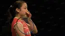 Pebulutangkis tunggal putri Jepang, Nozomi Okuhara, memegang hidungnya saat laga perempat final BCA Indonesia Open di Istora Senayan, Jakarta, Jumat (3/6/2016). (Bola.com/Vitalis Yogi Trisna)