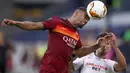 Bek AS Roma, Bruno Peres menyundul bola saat berduel dengan penyerang Sevilla, Munir El Haddadi pada babak 16 besar Liga Europa di Stadion Schauinsland-Reisen-Arena, Kamis (6/8/2020). Sevilla lolos ke perempat final setelah mengandaskan AS Roma dengan skor 2-0. (Friedemann Vogel/Pool Photo via AP)