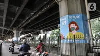 Pengendara motor melintasi mural bertema protokol kesehatan Covid-19 yang menghiasi tiang pancang jalan tol di Jalan Ahmad Yani, Jakarta, Minggu (13/12/2020). Warna-warni mural ini dibuat oleh seniman dari berbagai daerah. (merdeka.com/Iqbal S. Nugroho)