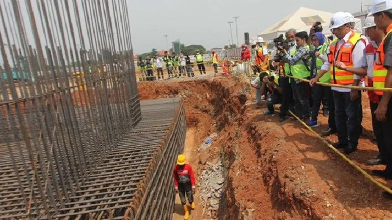 Menhub Budi Karya meninjau langsung pembangunan runway ketiga Bandara Internasional Soekarno-Hatta (Soetta) (Dok Foto: Merdeka.com/Arie Basuki)