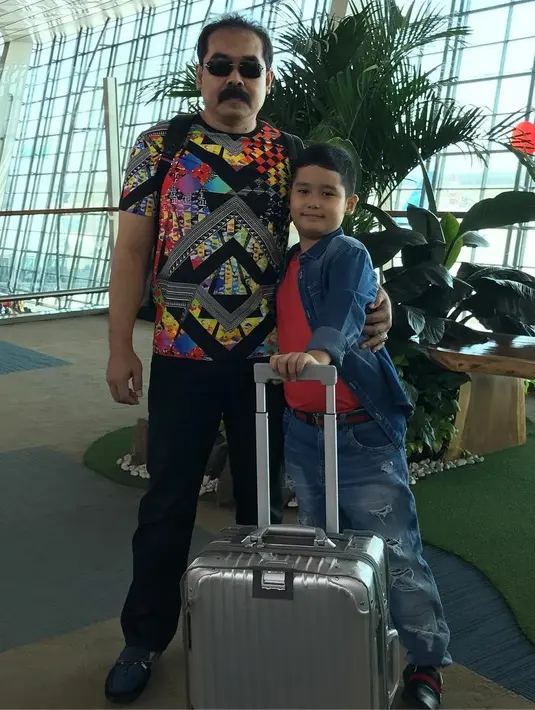 Tidak hanya dengan sang ibu, namun Ivan juga akrab banget dengan ayahnya. Terlihat di foto ini, anak dan bapak ini sepertinya hendak pergi ke sebuah tempat bersama. (Instagram/ivanderdamares)