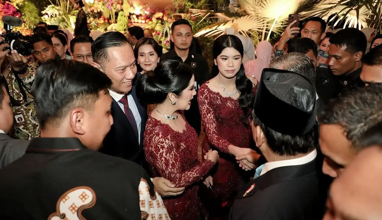 Sementara itu, Almira kenakan kebaya V-Neck dengan kalung berlian yang lebih tipis. Sehingga terlihat elegan tanpa terkesan berlebihan [@agusyudhoyono]