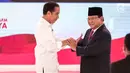 Capres nomor urut 01 Joko Widodo (kiri) dan capres nomor urut 02 Prabowo Subianto (kanan) bersalaman usai debat kedua Pilpres 2019 di Hotel Sultan, Jakarta, Minggu (17/2). (Liputan6.com/Faizal Fanani)