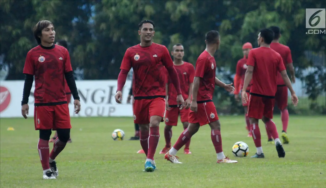 Pemain Persija, Addison Alves (kedua kiri) saat mengikuti latihan di Lapangan Sutasoma, Halim Perdanakusuma, Jakarta, Selasa (20/3). Latihan ini persiapan menghadapi Bhayangkara FC di laga pembuka Liga 1 Indonesia 2018. (Liputan6.com/Helmi Fithriansyah)