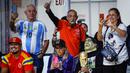 Sejumlah fans memberikan dukungan kepada sejumlah mantan pesepak bola yang berkompetisi dalam laga bertajuk Legends Soccer Match untuk merayakan ulang tahun Diego Maradona di American Dream Mall, East Rutherford, New Jersey, pada 30 Oktober 2025. (AFP/Kena Betancur)