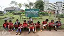 Sejumlah anak duduk sambil membaca di depan Ruang Publik Terbuka Ramah Anak (RPTRA) Rusun Cipinang Besar Selatan (Cibesel), Jakarta, usai diresmikan oleh Gubernur DKI Basuki Tjahaja Purnama atau Ahok, Selasa (23/8). (Liputan6.com/Yoppy Renato)