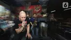 Musisi Ahmad Dhani saat berlatih musik dengan rekan-rekannya di Studio Republik Cinta, Jakarta, Selasa (30/12/2019). Ahmad Dhani langsung mengobati kerinduannya untuk bermusik dengan latihan bareng The Rock Indonesia Ahmad Dhani (TRIAD). (Fimela.com/Bambang E. Ros)