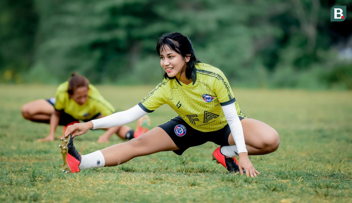 Arema FC Women bisa dibilang satu-satunya tim dari Liga 1 yang tetap menjaga eksistensinya di tengah pandemi virus corona. Mereka terus menempa fisik dan mengasah strategi permainan. (Foto: Bola.com/Iwan Setiawan)