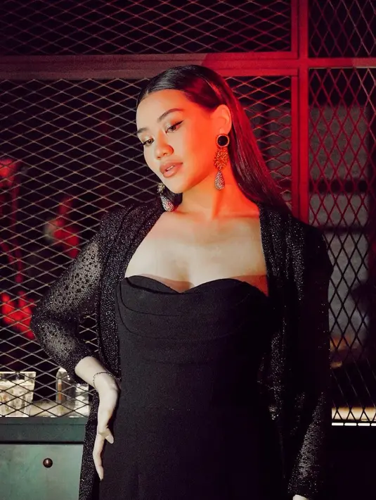 Di usianya yang kini memasuki 20 tahun, nggak heran jika Aaliyah Massaid sudah menemukan karakter tersendiri dalam berpenampilan. (FOTO: instagram.com/aaliyah.massaid/)