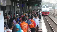 Suasana di Stasiun Senen, Jakarta, Selasa (5/6). Bagi masyarakat yang ingin mengikuti program mudik gratis ini, untuk keberangkatan tanggal 6 dan 7 Juni 2018 masih tersedia kuota untuk 179 orang peserta. (Liputan6.com/Angga Yuniar)