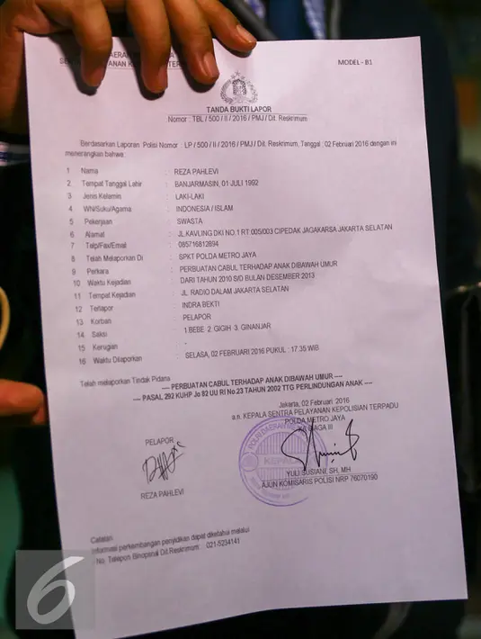 Kuasa hukum Reza Pahlevi saat memberitahukan surat laporan di Polda Metro Jaya, Jakarta, Selasa (2/2). Dalam surat laporan, Reza melaporkan Indra Bekti terkait perbuatan cabul anak di bawah umur yang dilakukan pada tahun 2010. (Liputan6.com/Yoppy Renato)
