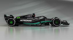 Tampak samping mobil baru Mercedes-AMG F1 W14 pada acara peluncuran yang berlangsung di Silverstone, Inggris, Rabu (15/02/2023). Warna hitam yang dipakai mobil W14 sebagai bagian dari "proyek signifikan" untuk mengurangi bobot keseluruhan. (AFP/Mercedes)