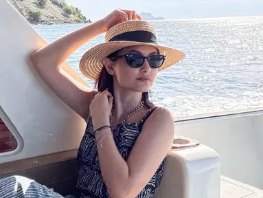 Clara Bernadeth baru-baru ini memamerkan liburannya di Labuan Bajo. Wanita yang sebentar lagi akan berulang tahun ke-28 pada 30 Agustus ini tampil menawan di sebuah perahu boat. Ia mengenakan topi bundar dan kacamata hitam untuk mencegah silaunya sinar matahari. (Liputan6.com/IG/@clarabernadeth)