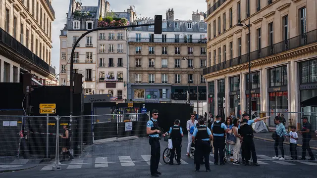 Polisi Paris menutup tepian Sungai Seine menjelang Olimpiade