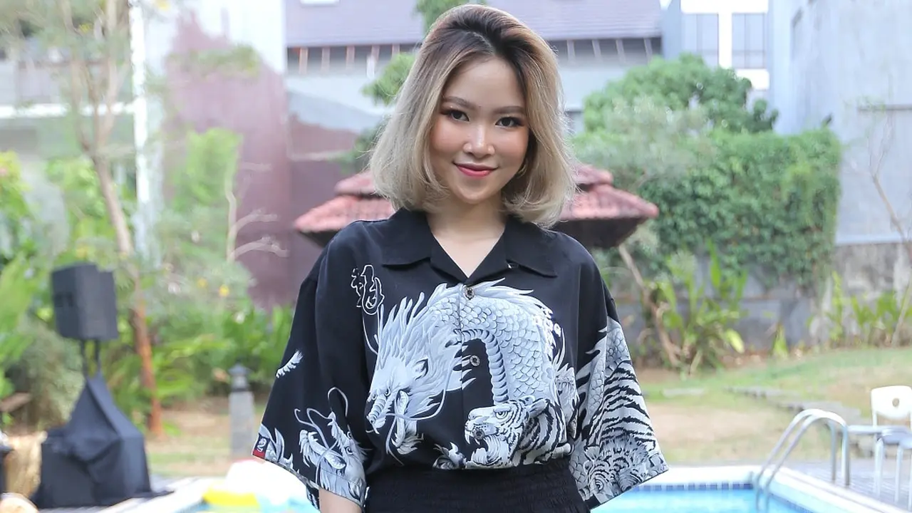 [Bintang] Gaet Dipha Barus, Monica Karina Luncurkan Single Skin to Skin