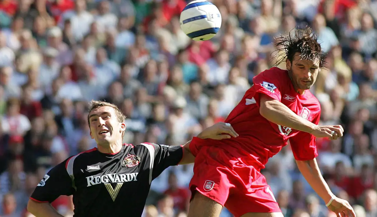 Fernando Morientes. Eks striker asal Spanyol yang kini berusia 46 tahun dan telah pensiun bersama Santa Ana CF pada Juli 2015 ini pernah berseragam Real Madrid selama 8 musim, mulai 1997/1998 hingga tengah musim 2004/2005, dan sempat dipinjamkan ke AS Monaco pada 2003/2004. Sementara Liverpool diperkuatnya selama 2 musim usai meninggalkan Real Madrid mulai tengah musim 2004/2005 hingga 2005/2006. Bersama Real Madrid ia total tampil dalam 272 laga dengan torehan 100 gol dan 32 assist. Sementara bersama Liverpool ia total tampil dalam 61 laga dengan torehan 12 gol dan 6 assist. (AFP/Martyn Harrison)