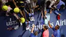 Rafael Nadal melayani permintaan fans untuk tanda tangan usai final tunggal putra AS Terbuka 2017 di USTA Billie Jean King National Tennis Center,  New York, (10/9/2017). Rafael Nadal menang 6-3, 6-3, 6-4. (AP/Seth Wenig)