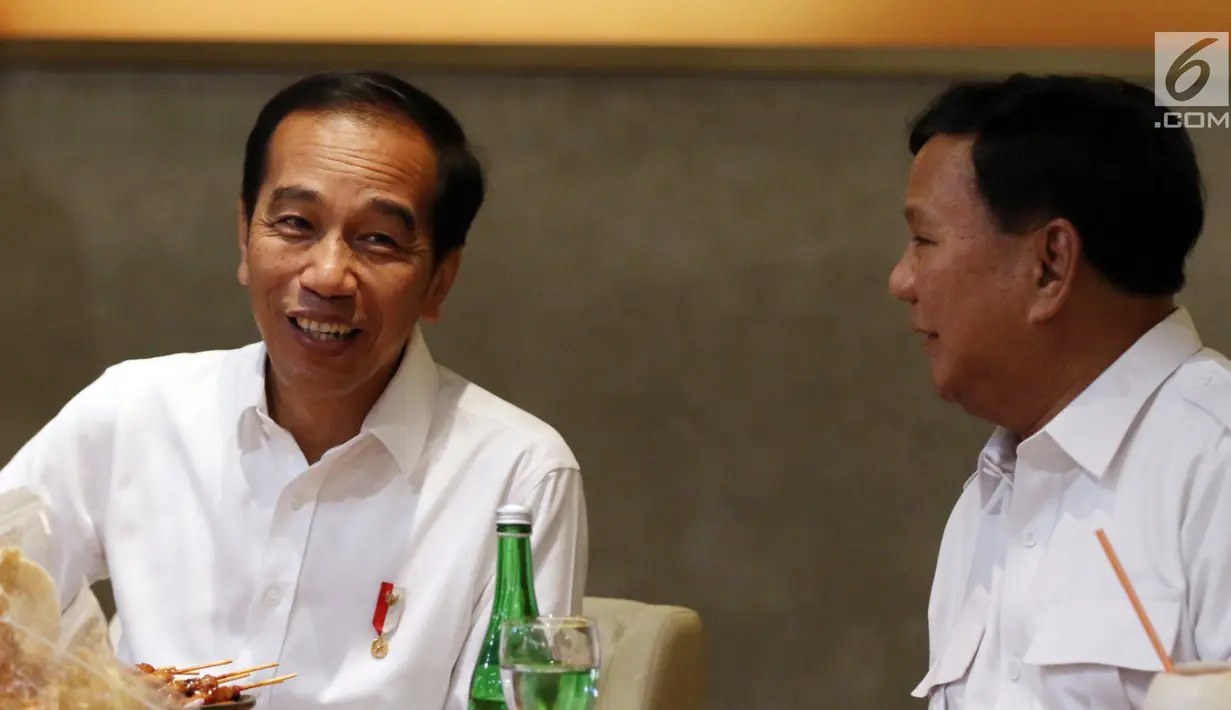 Ekspresi Presiden terpilih Joko Widodo atau Jokowi (kiri) saat berbincang dengan Ketua Umum Partai Gerindra Prabowo Subianto dalam acara makan bersama di FX Sudirman, Jakarta, Sabtu (13/7/2019). Saat berbincang, keduanya terlihat beberapa kali tertawa bersama. (Liputan6.com/JohanTallo)