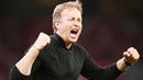Pelatih Timnas Denmark, Kasper Hjulmand, tak mampu menutupi kebahagiaannya usai berhasil membawa anak asuhnya menang atas Rusia dan sekaligus memastikan satu tempat di babak 16 besar Euro 2020. (Stuart Franklin/Pool via AP)