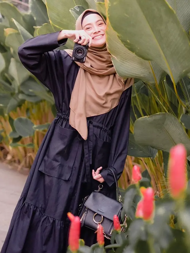 Cantik dan Modis, Ini 6 Potret Istri Tria The Changcuters dengan Balutan Hijabnya