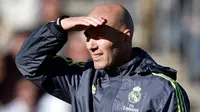 Zinedine Zidane pernah menjadi asisten Carlo Ancelotti saat menukangi tim utama Real Madrid, Selasa (5/1/2016). (AFP/Gerard Julien)
