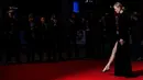 Aktris Nicole Kidman berjalan di atas karpet merah saat menghadiri pemutaran perdana film 'Lion' di London Film Festival di London, Inggris, (12/10).  Aktris  49 tahun ini tampil cantik dan seksi dengan gaun berwarna hitam.(AP Photo/Grant Pollard)
