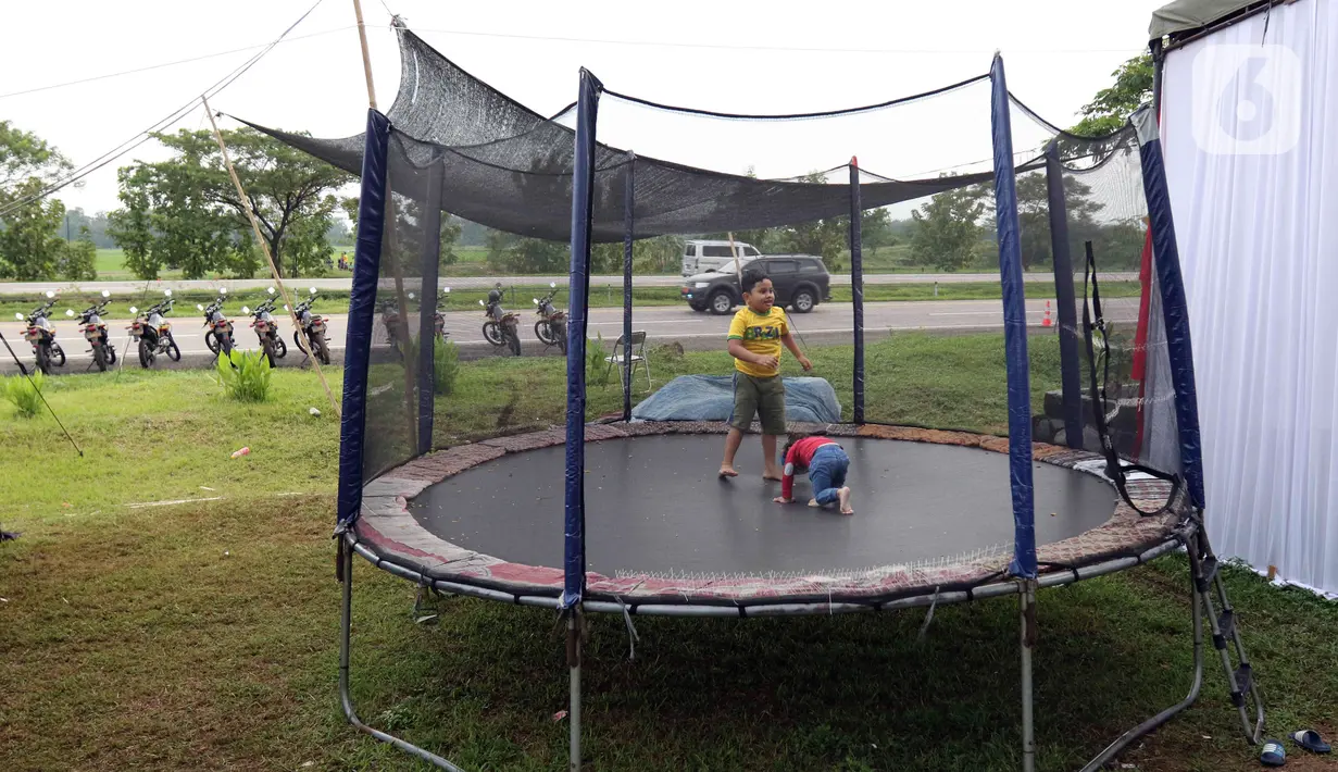 <p>Anak-anak bermain jelang waktu berbuka puasa Ramadhan di tempat peristirahatan KM 166 Jalan Tol Cikopo - Palimanan, Jawa Barat, Rabu (27/4/2022). Jelang waktu berbuka puasa, tempat peristirahatan dalam tol dimanfaatkan dan dipadati para pemudik untuk beristirahat serta berbuka puasa. (Liputan6.com/Herman Zakharia)</p>