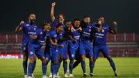 Selebrasi pemain Arema FC setelah Dedik Setiawan mencetak gol kedua ke gawang Barito Putera pada menit ke-28, dalam laga&nbsp;pekan ke-27 BRI Liga 1 di Stadion Soepriadi, Kota Blitar, Kamis (13/3/2025) malam WIB. Dalam duel itu, Arema menang 4-2 meski bermain dengan 10 orang setelah&nbsp;Thales Lira diganjar kartu merah pada menit ke-53. (Bola.com/Iwan Setiawan).