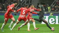 Pemain depan AC Milan asal Portugal #10, Rafael Leao, mencetak gol pertama bagi timnya selama pertandingan Liga Champions UEFA antara AC Milan dan Girona di stadion San Siro di Milan,&nbsp;Kamis dini hari WIB (23-1-2025). (Alberto PIZZOLI/AFP)