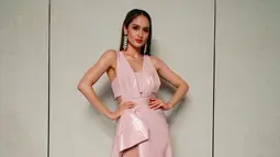 Cinta Laura sendiri cukup sering mengunggah berbagai foto di akun Instagram pribadinya. Bahkan, gaya busanaya saat mengenakan dress berwana pink soft ini tetap membuatnya memesona. (Liputan6.com/IG/@claurakiehl)