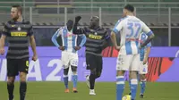 Striker Inter Milan, Romelu Lukaku, melakukan selebrasi usai mencetak gol melalui eksekusi penalti ke gawang Napoli dalam laga lanjutan Liga Italia 2020/21 Serie A pekan ke-12 di San Siro Stadium, Rabu (16/12/2020). Inter menang 1-0 atas Napoli. (AP/Luca Bruno)