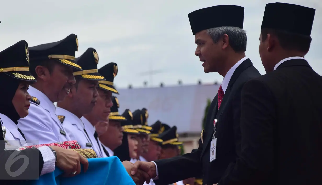 Gubernur Provinsi Jawa Tengah, Ganjar Pranowo (kanan) menyalami para kepala daerah saat Pelantikan Bupati beserta wakil dan Walikota beserta wakil hasil Pilkada serentak tahun 2015 di Lapangan Simpanglima, Semarang , Rabu (17/2). (Gholib)
