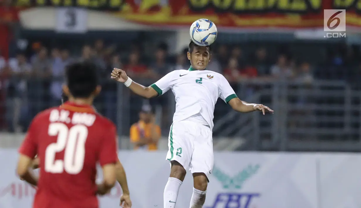 Pemain Timnas Indonesia U-22, Putu Gede Juni Antara menyundul bola pada babak penyisihan grup B SEA Games 2017 di Stadion Selayang, Selangor, Malaysia, Selasa (22/8). Indonesia bermain imbang melawan Vietnam dengan skor 0-0. (Liputan6.com/Faizal Fanani)